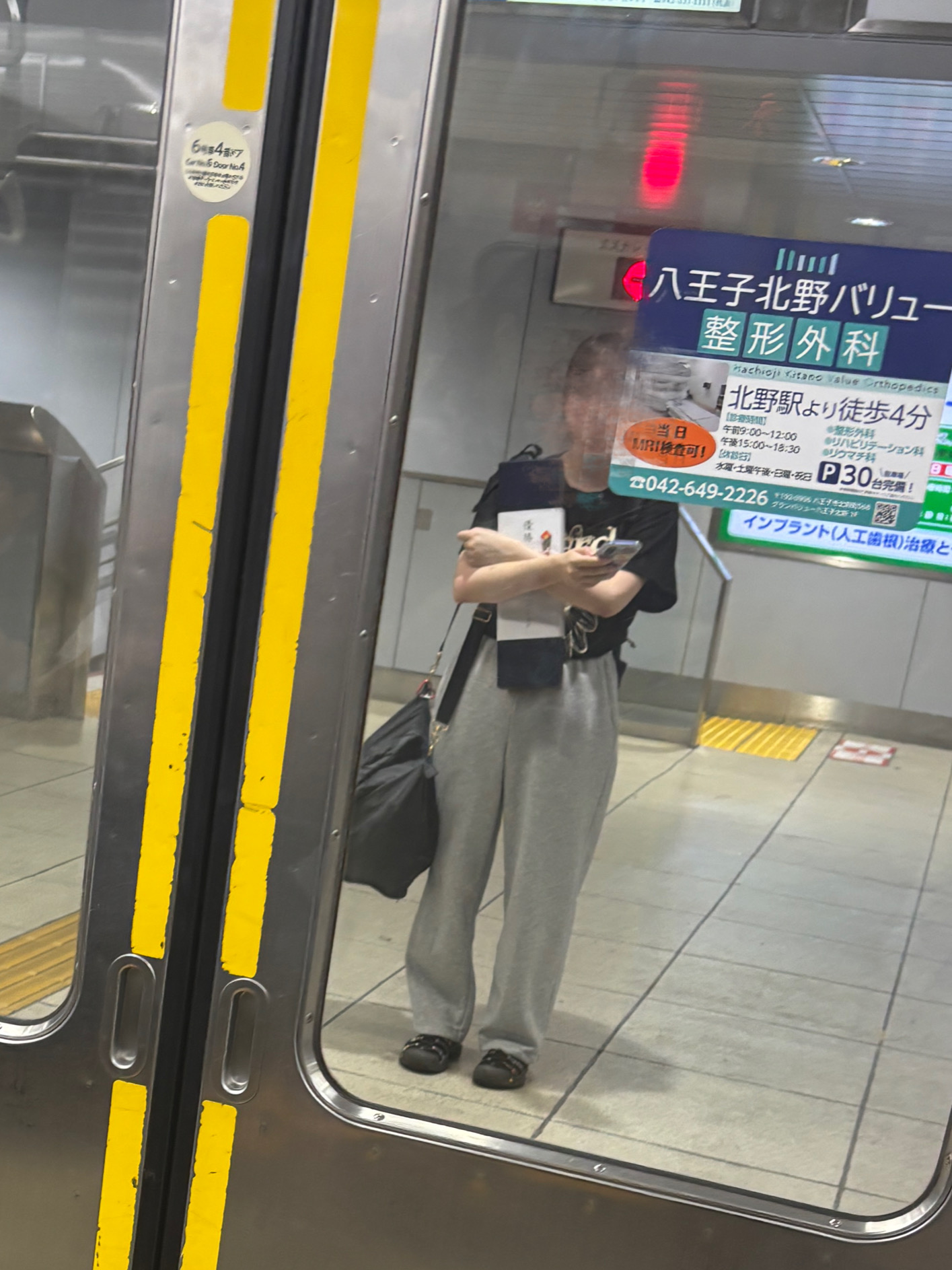 トロフィーを抱える会長